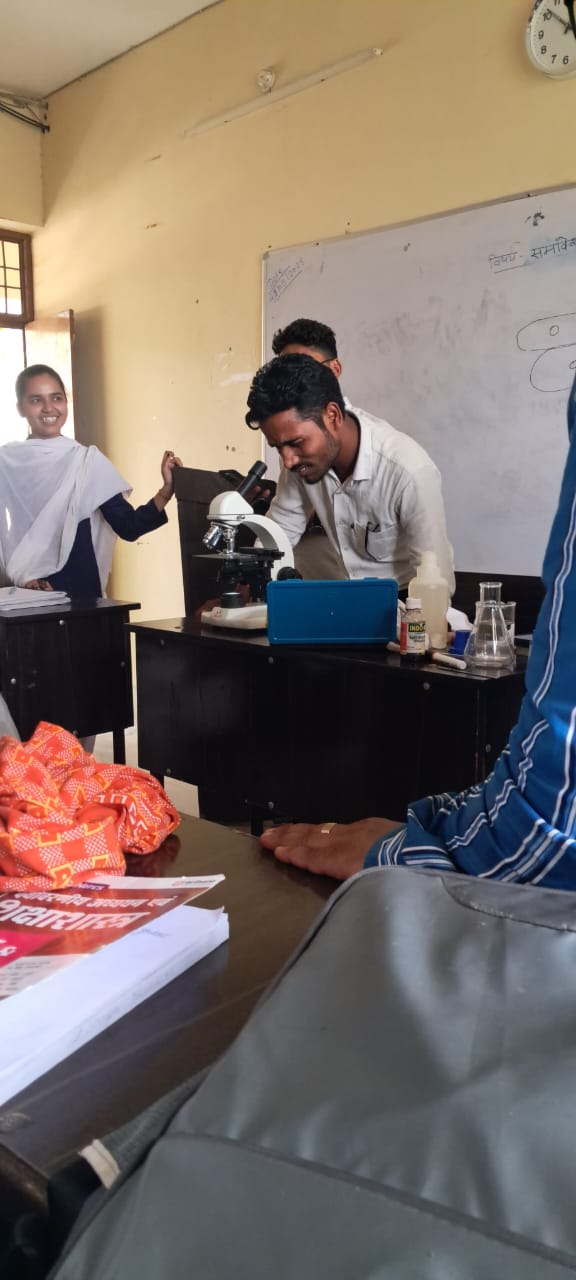 डीएलएड प्रशिक्षुओ द्वारा सूक्ष्मदर्शी से कोशिका का अवलोकन