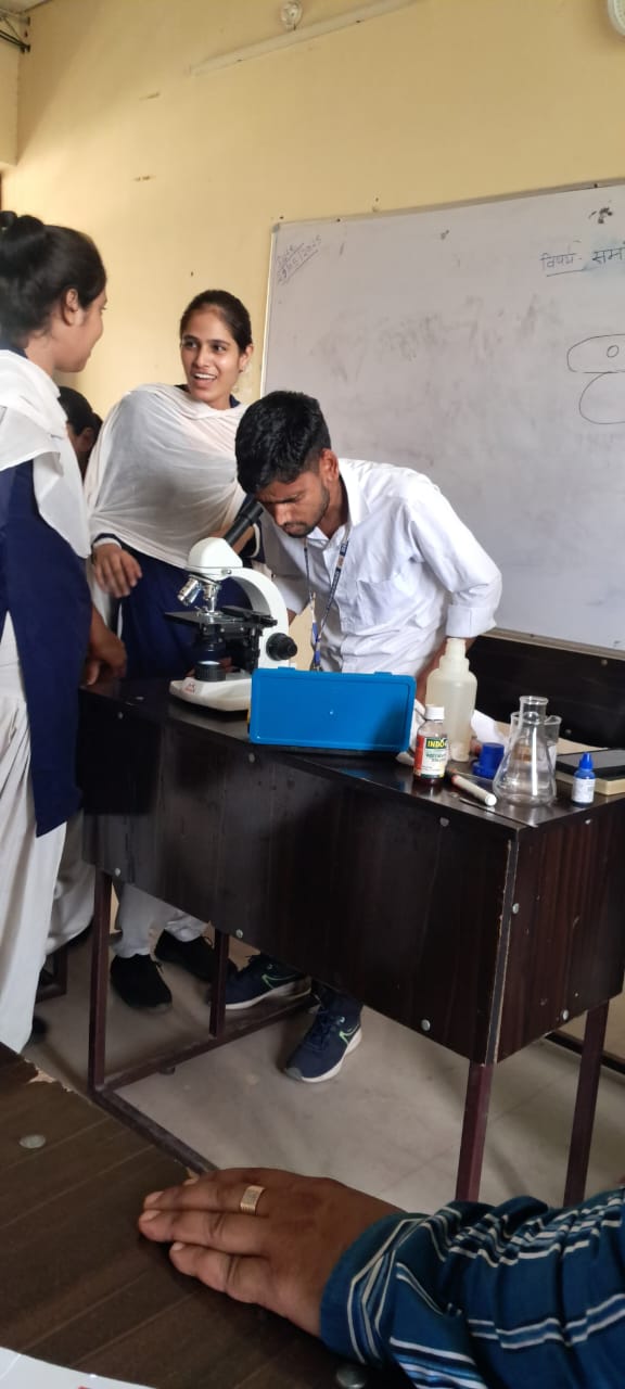 डीएलएड प्रशिक्षुओ द्वारा सूक्ष्मदर्शी से कोशिका का अवलोकन
