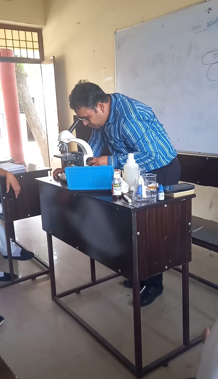 डीएलएड प्रशिक्षुओ द्वारा सूक्ष्मदर्शी से कोशिका का अवलोकन