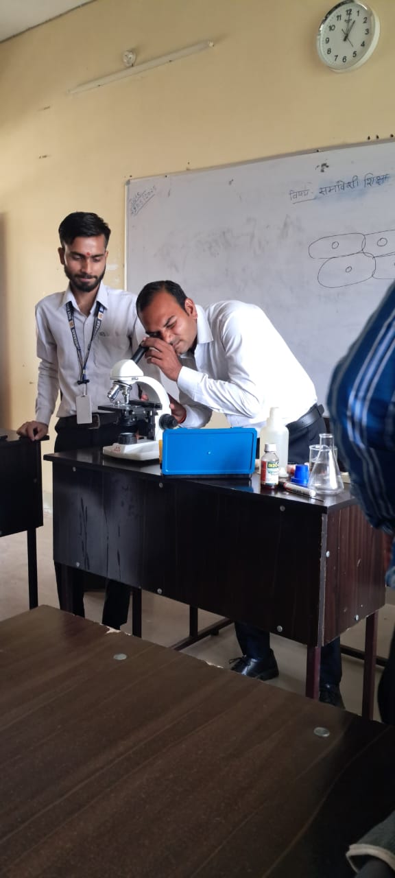 डीएलएड प्रशिक्षुओ द्वारा सूक्ष्मदर्शी से कोशिका का अवलोकन